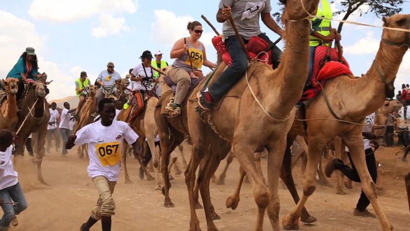 [VIDEO] Realizan carreras de camellos en Kenia para atraer a turistas