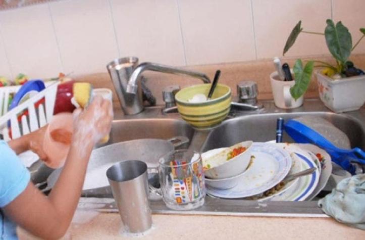 Estudio afirma que lavar platos hace bien para la salud