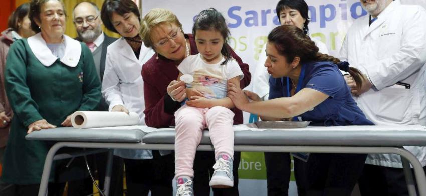 Bachelet lanza campaña contra sarampión y reitera a los padres: "Es una vacuna segura"