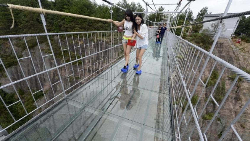 El puente de cristal más largo del mundo se agrietó