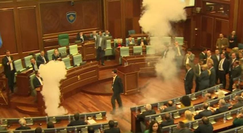 [VIDEO] Diputado lanzó bombas de humo dentro del parlamento de Kosovo