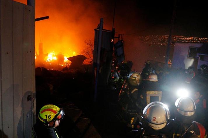 Valparaíso: Incendio en Playa Ancha dejó 30 damnificados