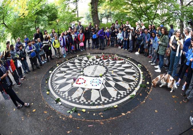 Fans de John Lennon se dan cita en Central Park para recordarlo en su 75 cumpleaños