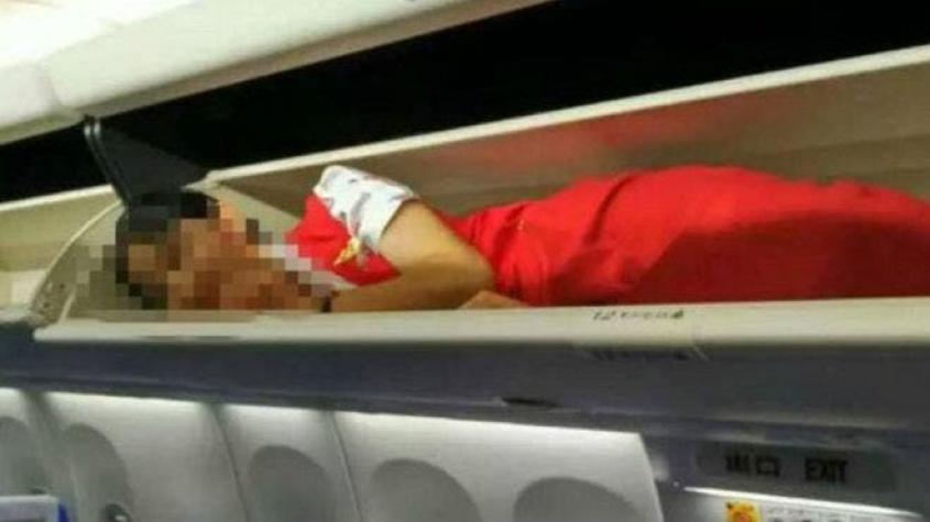 La novatada china que se hizo viral: Forzar a las azafatas a meterse en el compartimento de equipaje