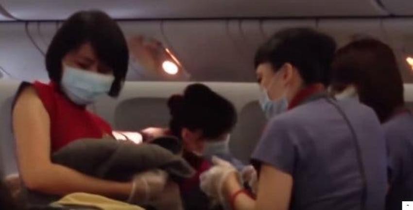 [VIDEO] Una mujer da a luz inesperadamente en un vuelo a Los Ángeles