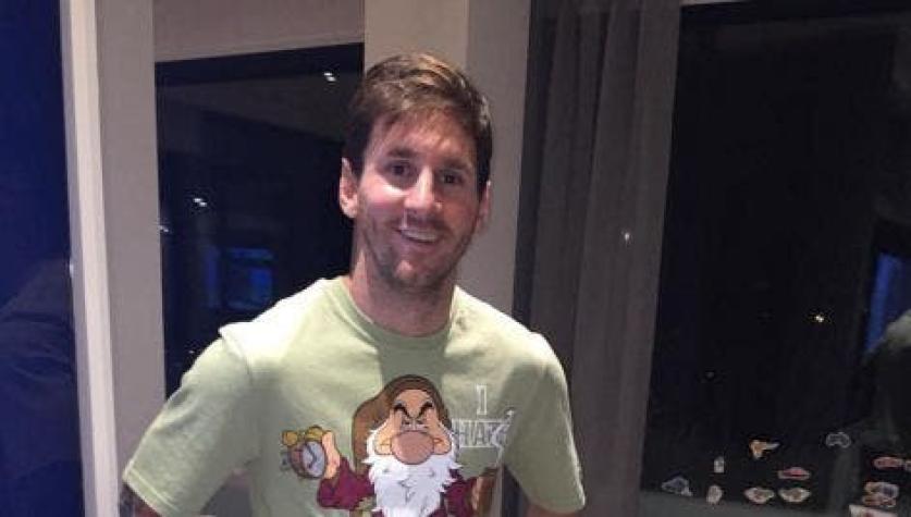 [FOTO] El curioso pijama que Luis Suárez le regaló a Lionel Messi