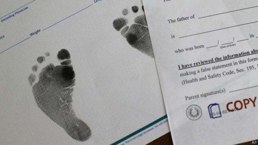 Por qué Texas les niega certificados de nacimiento a bebés nacidos en EE.UU.