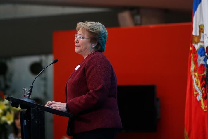 The Economist por reformas de Bachelet: "Chile se enfrenta a un riesgo real de perder su camino"