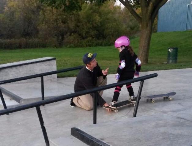 La emotiva carta de una mamá a un skater que ayudó a su hija