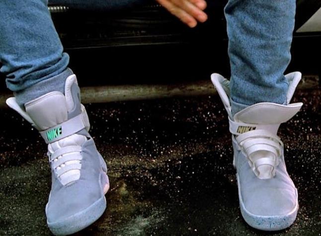 Michael J. Fox prueba las famosas zapatillas de Volver al Futuro