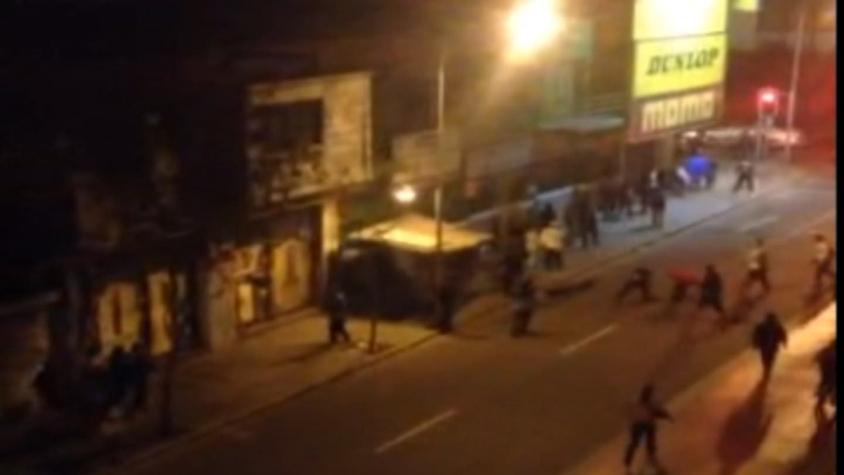 [VIDEO] Carabineros son pateados por turba tras incidentes en Teatro Caupolicán
