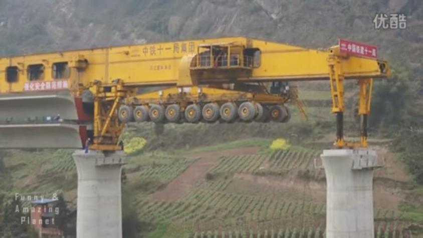[VIDEO] La eficiente máquina con la que se construyen puentes en China