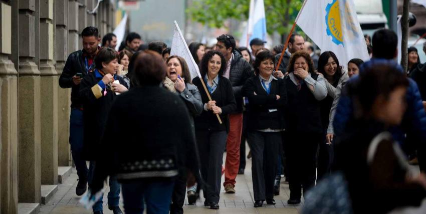 Trabajadores del Registro Civil y la ANEF marchan por el centro de Santiago