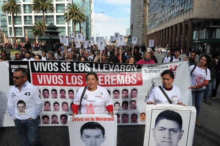 Padres de estudiantes mexicanos desaparecidos acampan cerca de presidencia