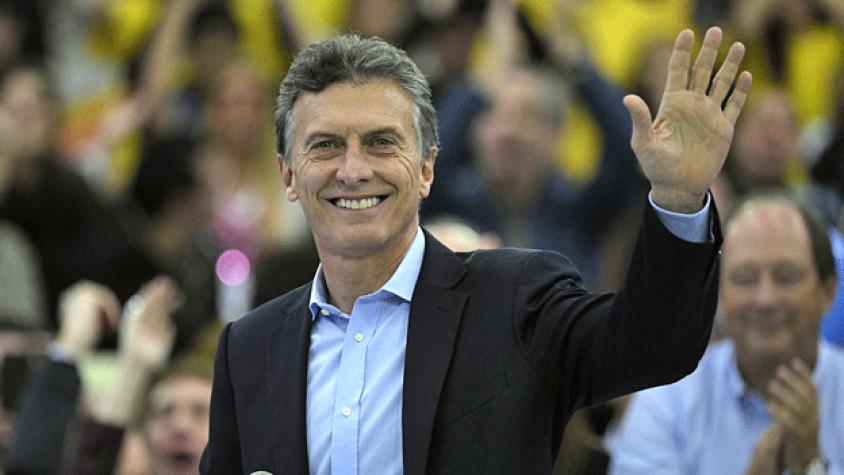 Sondeos dan ganador a opositor Macri en balotaje argentino con alta tasa de indecisos