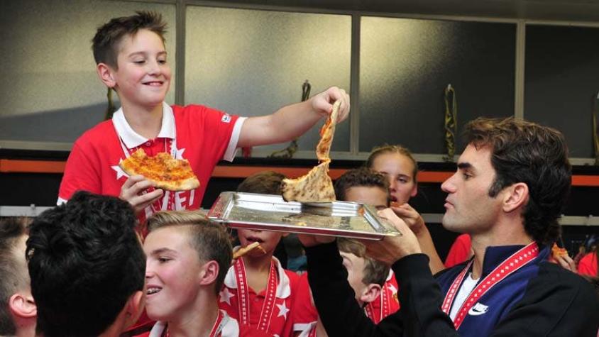 Crack: Federer celebra comiendo pizza junto a los recogepelotas el título del Torneo de Basilea