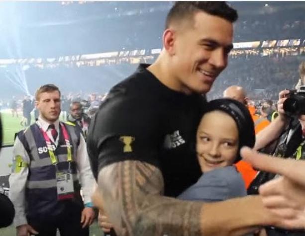 [VIDEO] Rugbista de Nueva Zelanda regala a niño su medalla de campeón mundial
