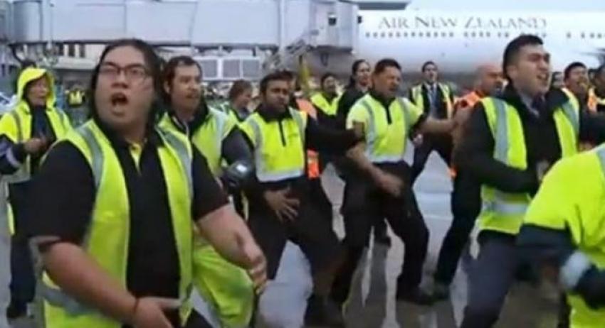 [VIDEO] Personal del aeropuerto de Auckland recibe con "Haka" a campeones All Blacks