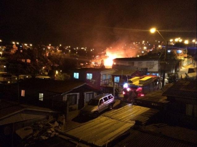Valparaíso: Casa incendiada en Cerro Cordillera dejó cinco damnificados