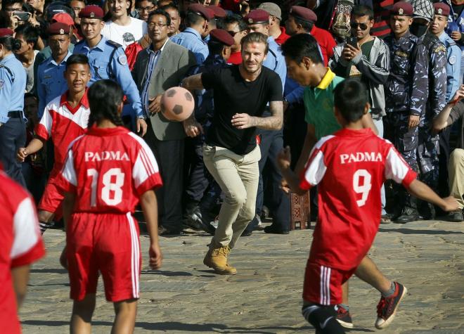 [FOTOS] El curioso look que lució David Beckham en su visita a Nepal