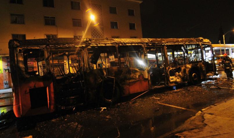 Encapuchados queman bus del Transantiago cerca de la Usach