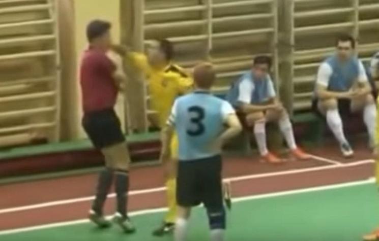 [VIDEO] ¡Brutal! Jugador golpea a un árbitro de futsal en Rusia