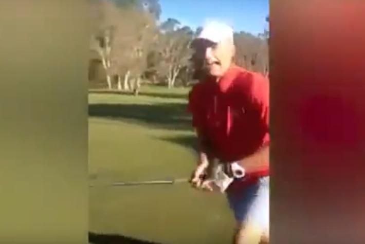 [VIDEO] Golfistas huyen aterrorizados de un canguro que los persigue