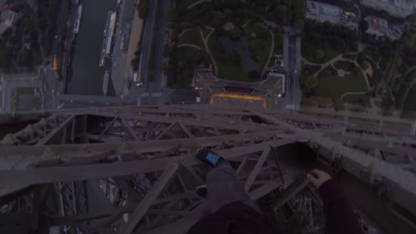 [VIDEO] Joven escaló la torre Eiffel sin permiso y sin amarrarse a nada