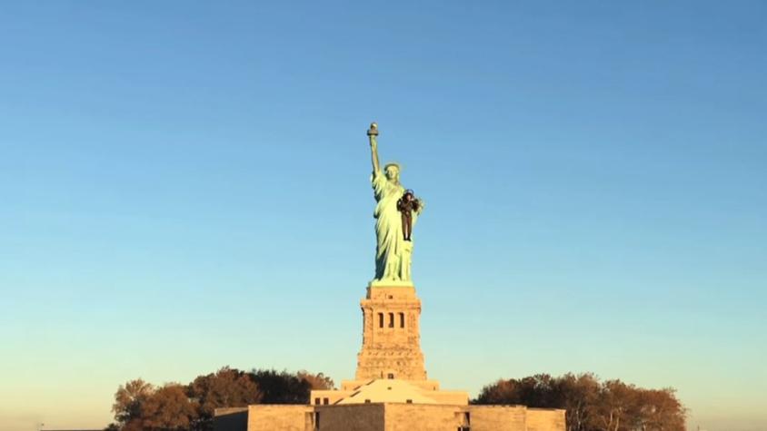 [VIDEO] Hombre sobrevuela la Estatua de la Libertad con mochila a propulsión