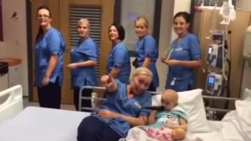 [VIDEO] Enfermeras sorprenden a niña con cáncer cantando tema de "Frozen"