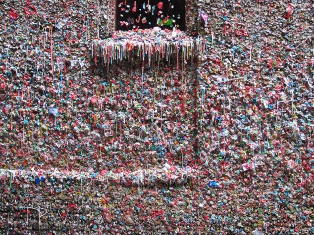 Retiran un millón de chicles de famoso muro en Seattle