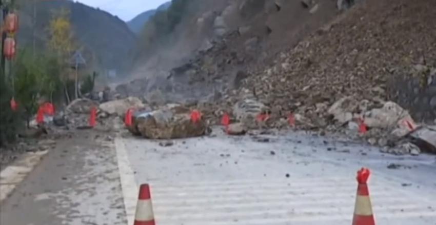 [VIDEO] Aterrador deslice de tierra sorprende en China