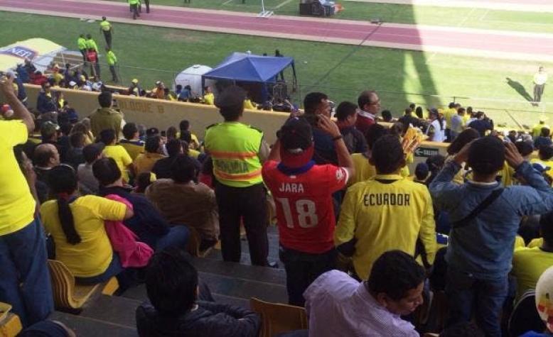 [FOTO] Hincha ecuatoriano provocó a Cavani con camiseta de Gonzalo Jara