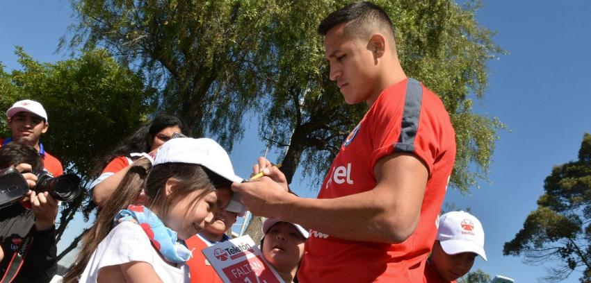 Niños de la Teletón llegan a alentar a la Selección Chilena tras duro empate con Colombia