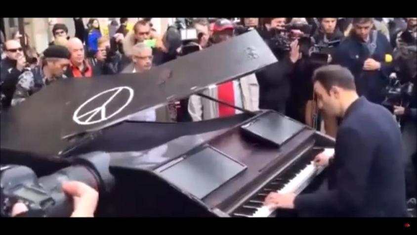 El pianista que rindió homenaje a las víctimas de París a las afueras de Le Bataclan