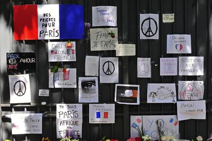 [VIDEO] Familiares de víctimas chilenas viajan a Francia tras atentado en París