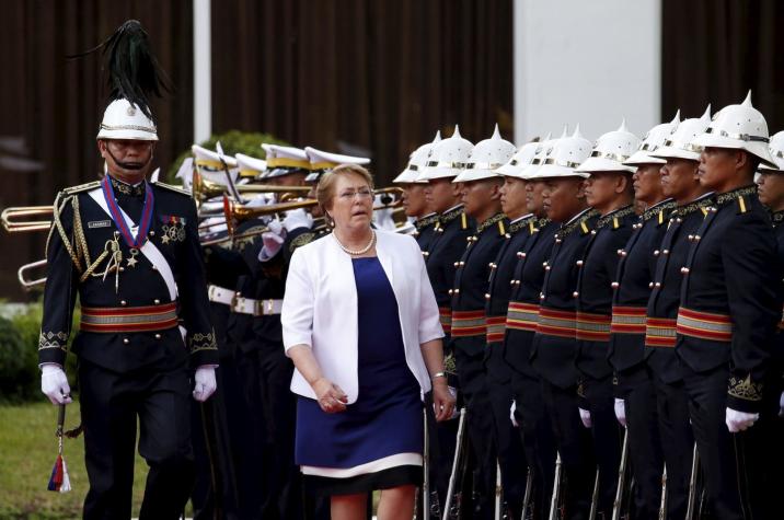 Bachelet entrega sus condolencias a los familiares de las víctimas del atentado en París