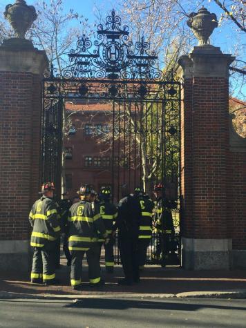 Realizan evacuación en la Universidad de Harvard por aviso de bomba