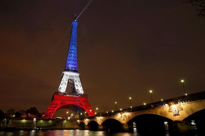 La Torre Eiffel reabre y se ilumina con los colores de Francia