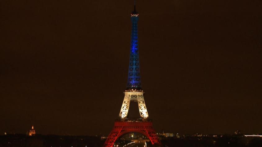 [VIDEO] Torre Eiffel fue iluminada con los colores de Francia