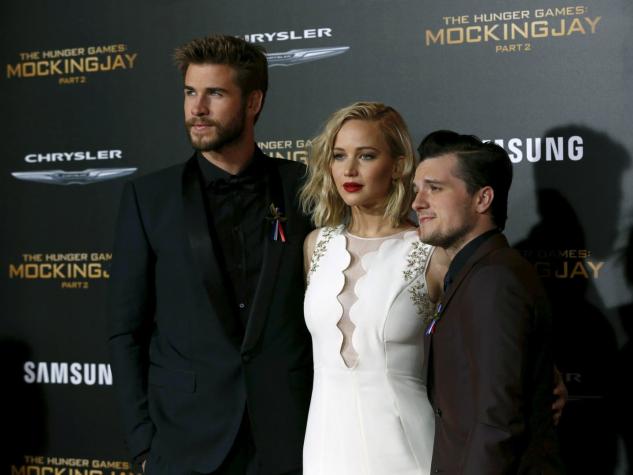 Elenco de "The Hunger Games" homenajea en EEUU víctimas de ataques de París