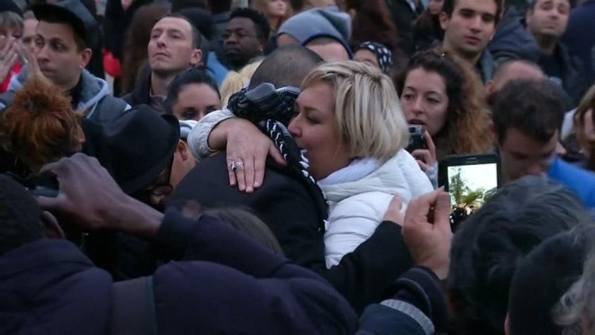 [VIDEO] Joven musulman se vendó los ojos y pidió abrazos en París