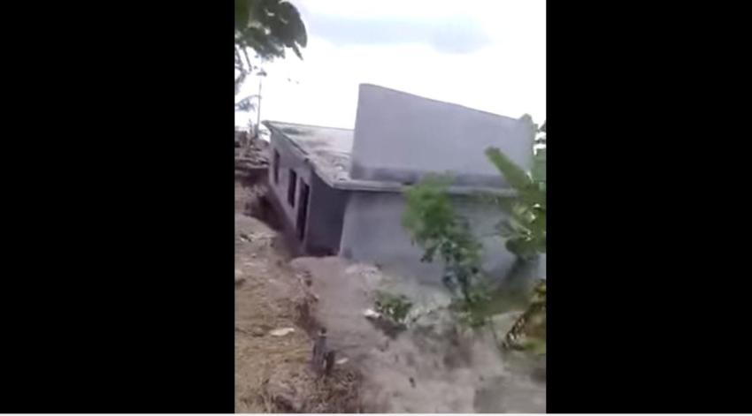 [VIDEO] Enorme sumidero se "tragó" casa en Bangladesh