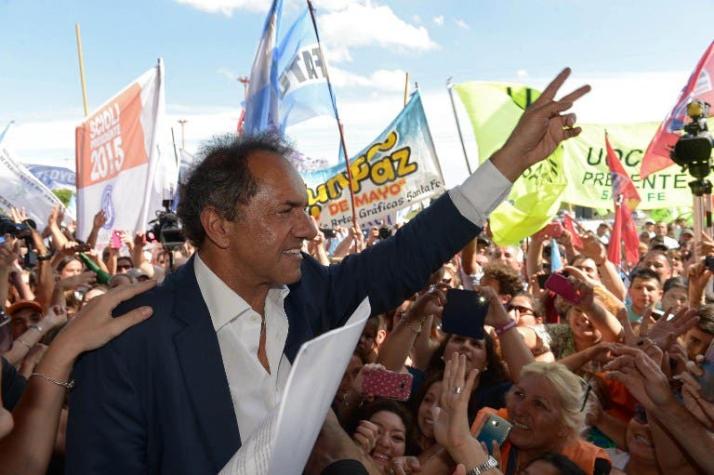 Macri y Scioli cierran sus campañas de cara a las reñidas elecciones del domingo