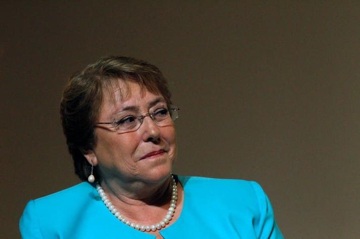 Bachelet logra embarcar y viene viajando a Chile tras retraso en su vuelo