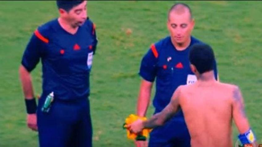 [VIDEO] Neymar quiso regalar su camiseta al árbitro y éste no la aceptó