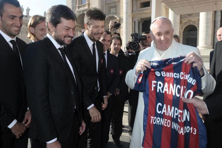 El Papa bromea y dice que reza para que pierda el equipo de fútbol Huracán