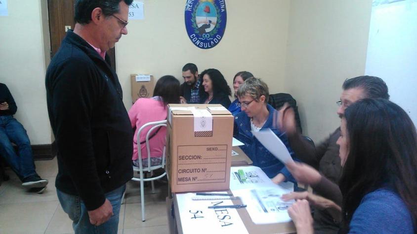 Argentinos votan en Chile para definir al sucesor de Cristina Fernández