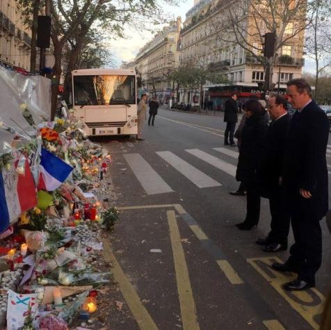 Hollande y Cameron visitaron el Bataclan para homenajear a víctimas de atentados en París
