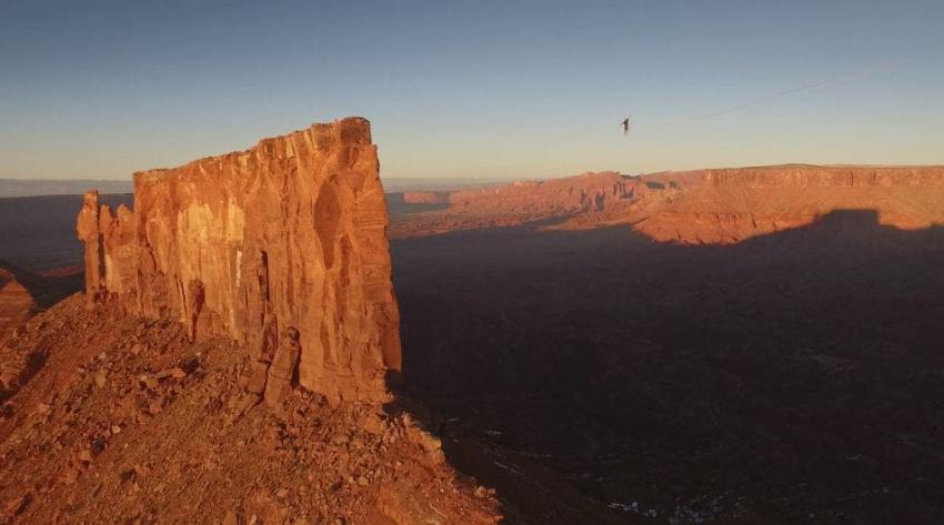 [VIDEO] El increíble nuevo récord mundial sobre la cuerda floja en el desierto de Utah